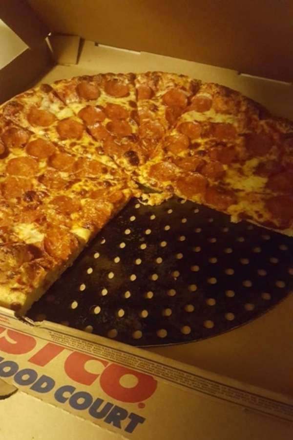   Một cái bánh pizza quên không bỏ đế  