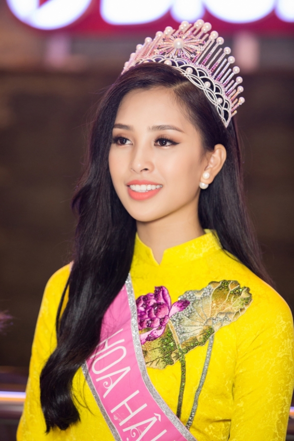 Ngắm vẻ đẹp kiêu sa của tân hoa hậu Trần Tiểu Vy trong trang phục áo dài 7