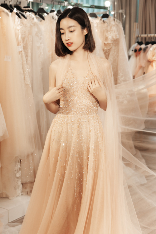 Hoa hậu Đỗ Mỹ Linh rạng rỡ trong bộ sưu tập váy cưới của nhà thiết kế Phương Linh 1