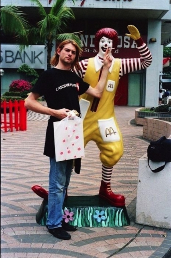   Kurt Cobain hút thuốc lá với Ronald McDonald ở Singapore, 1992  