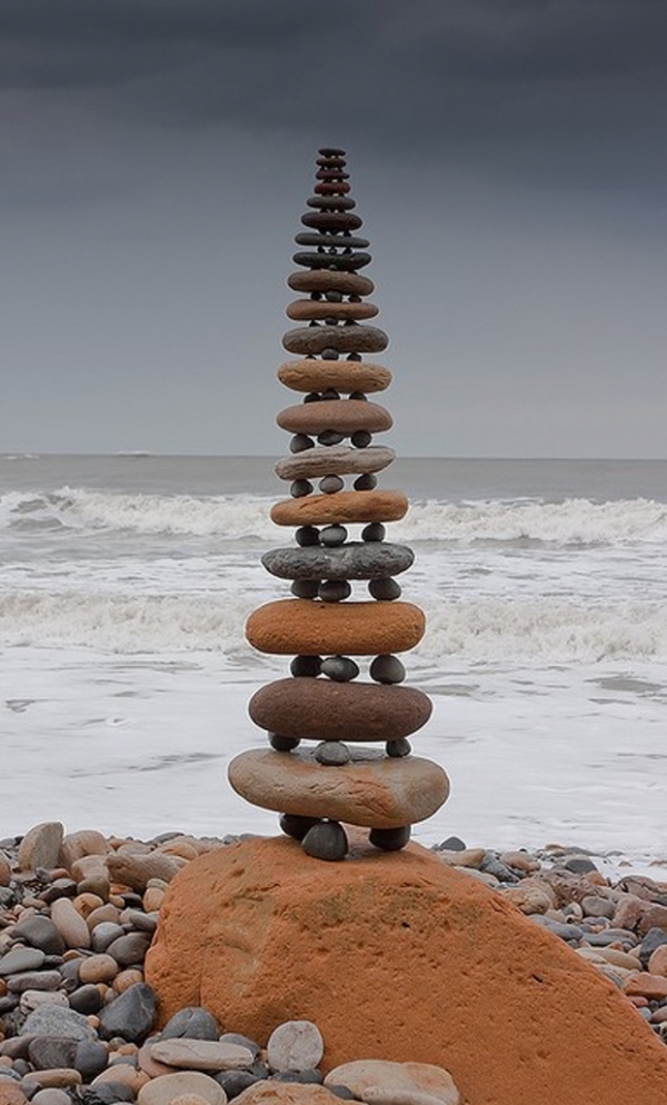  Một tháp đá cân bằng trên những tảng đá nhỏ tạo ra ảo tưởng về một cầu thang  