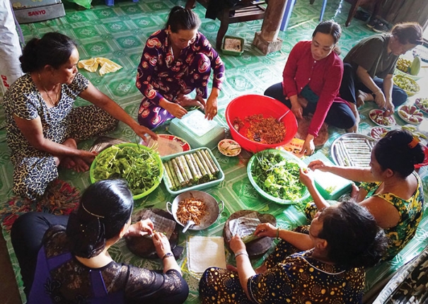 Phụ nữ vùng quê Cà Mau hay chế biến món gỏi tôm sú trong những buổi tiệc tùng, cũng như những bữa ăn thường nhật. 