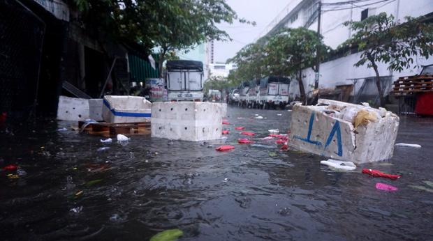 Đà Nẵng: Phố biến thành sông, khắp mọi nẻo đường ngập trong biển nước sau 1 đêm 8