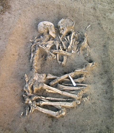   Hình ảnh này cho thấy hai bộ xương được tìm thấy bởi các nhà khảo cổ người Ý cách đây 6.000 năm. Hai người bị chôn vùi cùng nhau vì thiên tai, nắm tay và như đang thì thầm với nhau. Ngay cả khi được tìm thấy, các nhân viên cũng không nỡ tách rời hai người. Mặc dù các nhà khoa học vẫn còn bối rối về cách cặp vợ chồng ra đi, nhưng có lẽ ai cũng hiểu đó là tình yêu vượt thời gian. Bởi vì nếu không có tình cảm dành cho nhau, không có nghĩa lý gì hai cặp xương lại gần gũi với nhau như vậy?  
