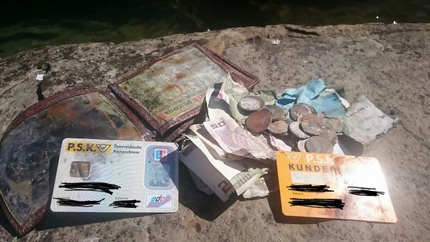 Một người đàn ông đi câu cá ở hồ Attersee, Áo đánh rơi chiếc ví trên hồ nước. 20 năm sau, ông tình cờ tìm thấy chiếc ví của mình và đây là những thứ bên trong chiếc ví.