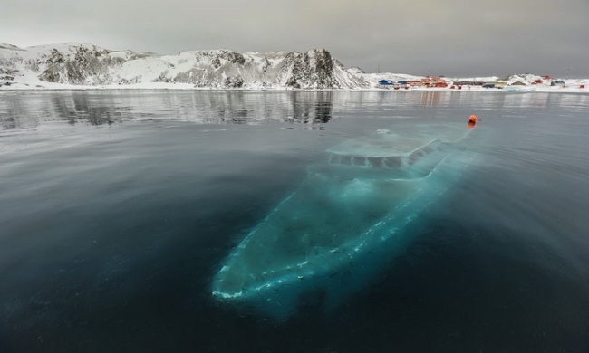 Một con tàu bị chìm và bị kẹt dưới băng