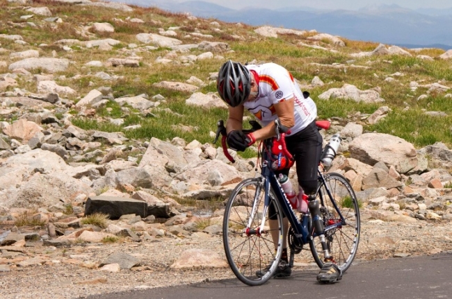 Một vận động viên đua xe đạp đang chinh phục đỉnh Mt. Evans, Colorado