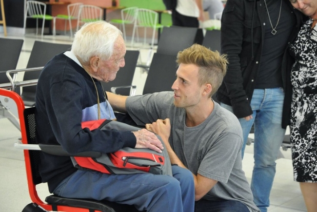 Nhà khoa học Úc 104 tuổi đến thăm cháu trai của mình trước khi bay đến một phòng khám ở Thụy Sĩ để tự nguyện chấm dứt cuộc đời của mình