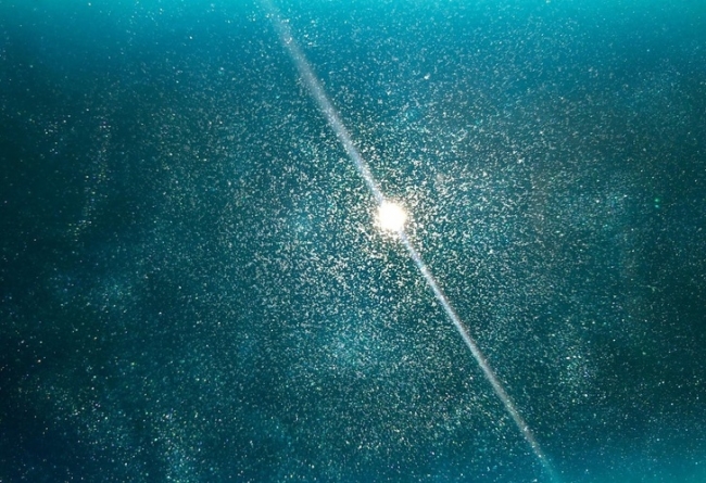 Mặt trăng phản chiếu trong bồn tắm trông giống như một dải ngân hà