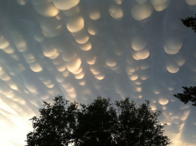 Những đám mây này được gọi là mammatu, chúng được hình thành bởi không khí lạnh tạo ra túi trái ngược với những đám mây qua không khí ấm áp. Những đám mây thú vị này chỉ kéo dài trung bình 10 phút.