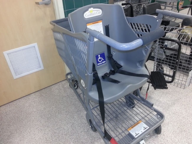 Xe đẩy trong siêu thị giúp bạn chở được mọi thứ bạn muốn, kể cả người khuyết tật