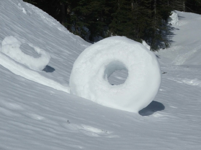 Con lăn tuyết là hiện tượng tự nhiên được hình thành bởi gió. Những khối tuyết được thổi dọc theo mặt đất, to dần trên đường nó lăn. Những “quả bóng” này thường rỗng vì các lớp bên trong thường khá yếu và mỏng, đến một kích thước hoặc khi bị tác động, chúng sẽ vỡ ra.