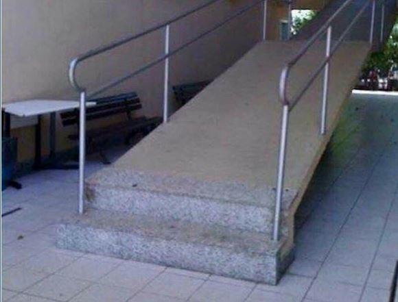 Cầu thang này có lẽ để trượt cho nhanh