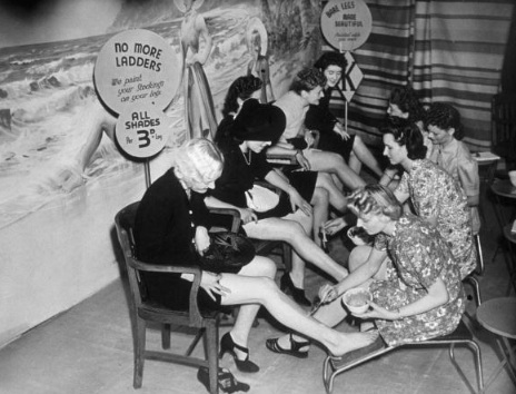 Một nhóm khách nữ làm móng chân tại cửa hàng ở London khoảng năm 1941