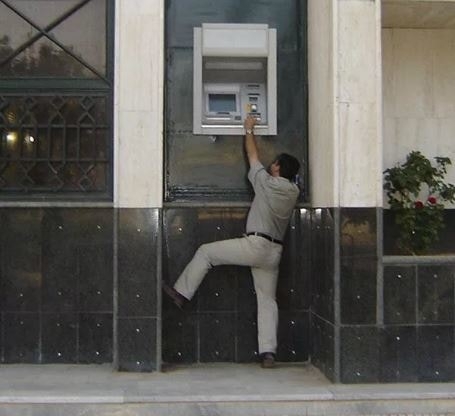 Cây ATM giúp chủ nhân tiết kiệm hoặc các kiến trúc sư đã cố tình thiết kế ra nó để tránh những kẻ xấu trộm cắp 