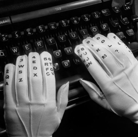 Găng tay được đánh số đặc biệt dùng để dạy cách gõ bàn phím nhanh, Hoa Kỳ năm 1961