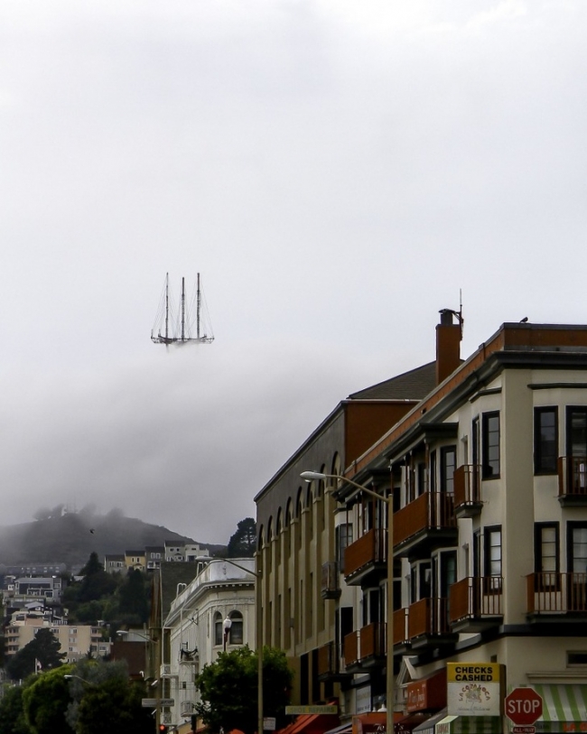 Tháp Sutro ở San Francisco, do thời tiết sương mù, trông giống như một con tàu nổi