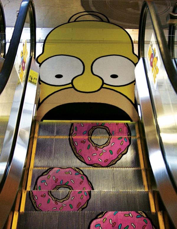 Homer Simpson ăn donut. Hẳn là những cô cậu bé sẽ yêu thích lắm đây!