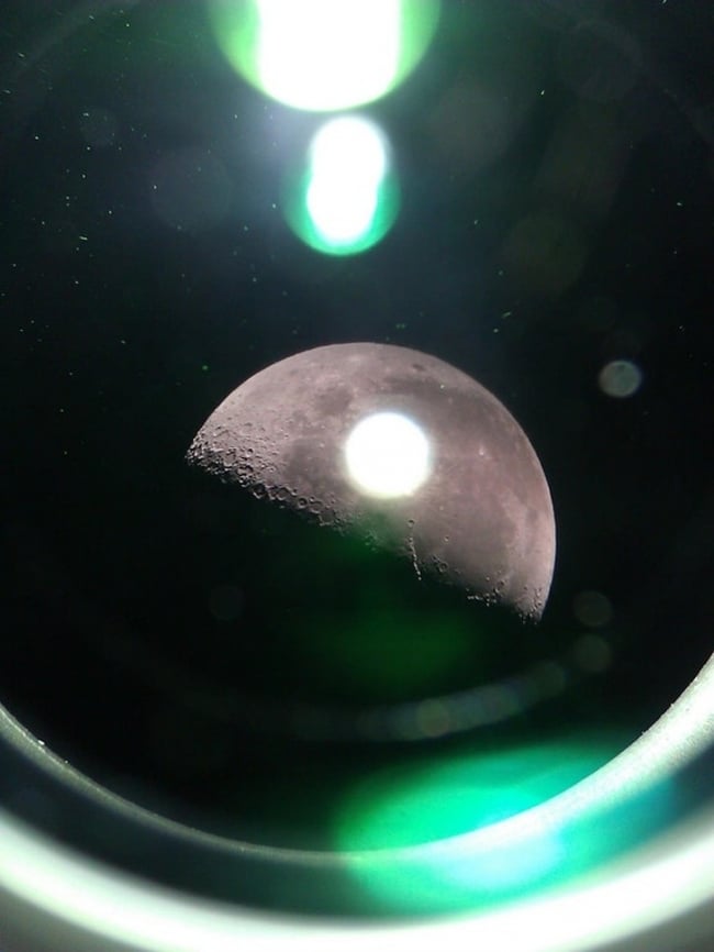 Mặt trăng được nhìn qua một chiếc kính thiên văn trông quá đẹp và rực rỡ