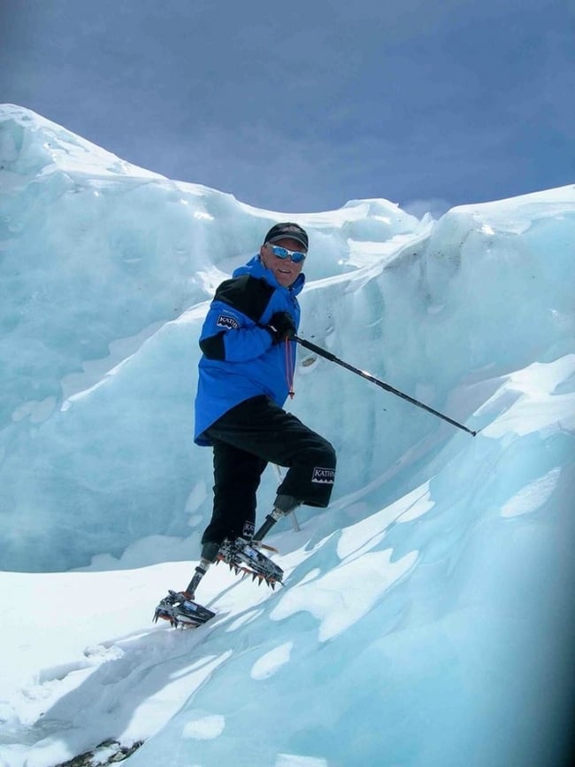 Một người leo núi chinh phục đỉnh Everest bằng đôi chân giả
