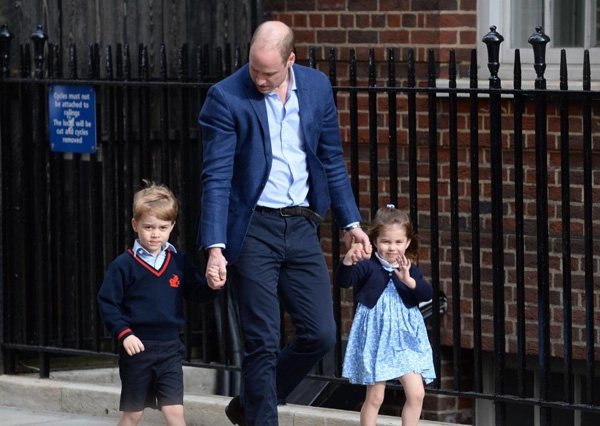 Anh trai và chị gái của Hoàng tử bé vẫn đang mặc đồng phục đi học, đã có mặt từ sớm để chào đón em trai mới sinh.