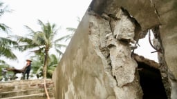 Đê biển Hải Tiến bị sóng đánh nứt toác 