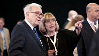 Con gái Warren Buffett hơn 20 tuổi mới biết cha là tỷ phú, vay tiền nhận được phản ứng không ngờ