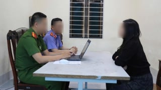 Ném chất bẩn vào cửa hàng quần áo để dằn mặt chủ tiệm