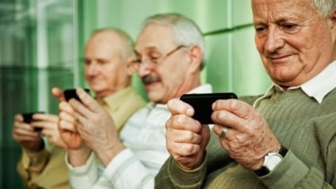 Người già phụ thuộc vào smartphone: Vì “nghiện” hay cô đơn?
