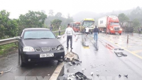 Tai nạn liên hoàn 4 xe ô tô trên cao tốc Hà Nội - Lào Cai