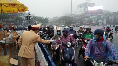 CSGT phát khẩu trang miễn phí cho người dân trên nhiều tuyến đường ở Hà Nội