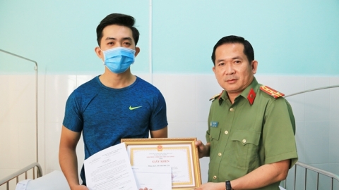 Công an tỉnh An Giang khen thưởng công an viên bị thương khi làm nhiệm vụ