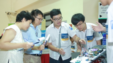 Steam for vietnam và VinUni tổ chức khóa học về robotics cho học sinh THPT