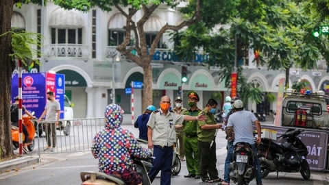 19 quận huyện tại Hà Nội không kiểm soát giấy đi đường