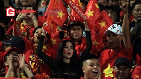 Sắc đỏ phủ kín SVĐ Hàng Đẫy cổ vũ đội tuyển Việt Nam
