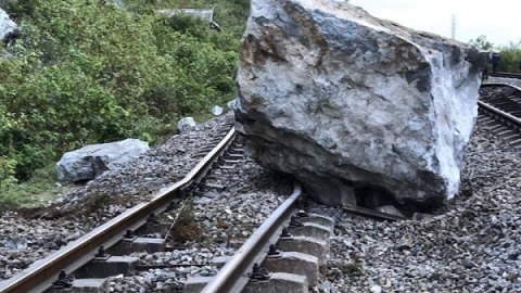Tảng đá ‘khủng’ hàng chục m3 rơi từ vách núi chắn ngang đường sắt Bắc Nam