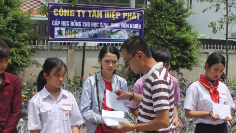 Tân Hiệp Phát trao hàng trăm học bổng cho trẻ em nghèo tỉnh Cà Mau