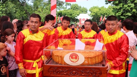 Cận cảnh cặp bánh trung thu nặng 300kg được xác lập kỷ lục lớn nhất Việt Nam