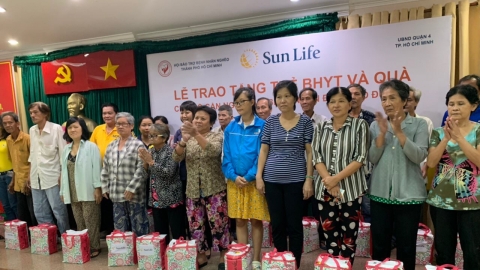 Sun Life trao tặng thẻ bảo hiểm y tế và quà tặng cho các hộ gia đình nghèo