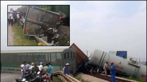 Nghệ An: 4 toa tàu lật ngang, đường sắt tê liệt sau va chạm mạnh