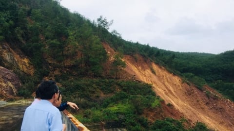 Sạt lở gần chân đập thủy điện Hương Điền, 5000 m3 đất đá bị cuốn xuống sông Bồ