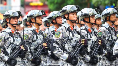 Đoàn diễu binh đi giữa tiếng hò reo của hàng vạn trái tim nhân dân