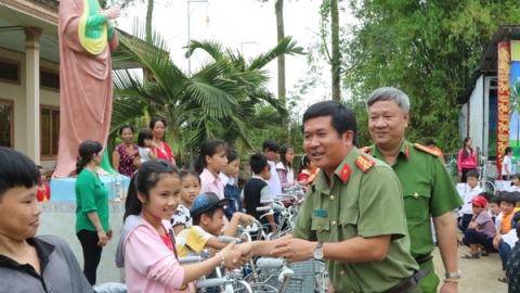 Công an Cần Thơ trao xe đạp và tập học cho học sinh nghèo vùng công giáo