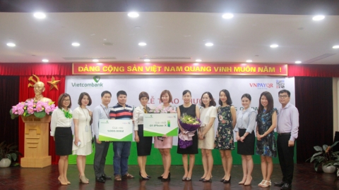 Hơn 300 khách hàng Vietcombank trúng thưởng trong chương trình “Tưng bừng mua sắm bằng QR Pay”