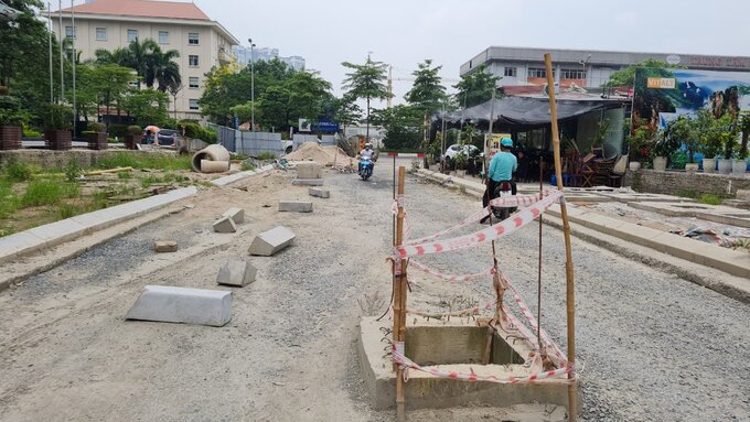 Hà Nội: Khoảng 200 mét đường làm mãi không xong, nhiều cơ quan mong mỏi có lối vào
