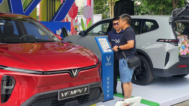 Xe gia đình VF MPV 7 gây sốt, khách lái thử tấm tắc khen 'ngon' hơn xe xăng cùng tầm giá