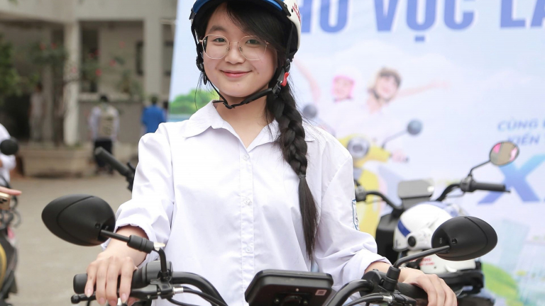 Học sinh Hà Nội trải nghiệm xe máy điện VinFast: “Đi êm, dễ lái, lại bảo vệ môi trường”