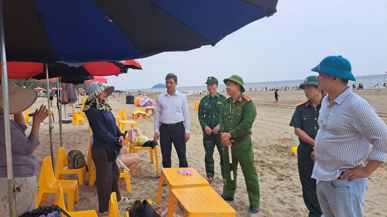 Nỗ lực làm “sạch” biển Hải Tiến 