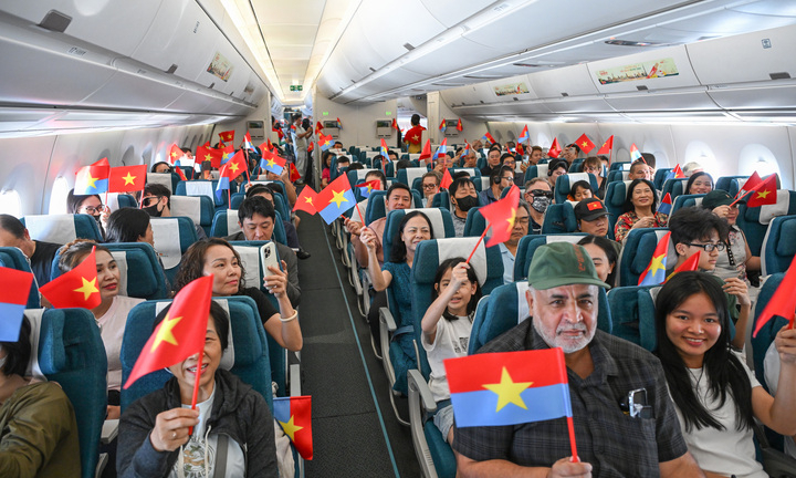 Vietnam Airlines tổ chức chuyến bay đặc biệt kỷ niệm 51 năm Ngày Giải phóng miền Nam