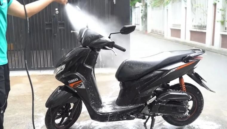 Dội nước làm mát xe máy được không?